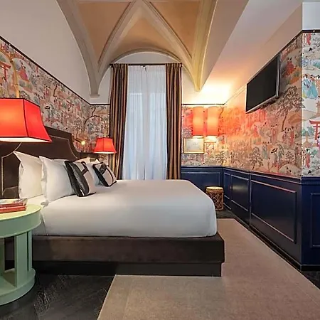 V Collection Condotti Hotel *